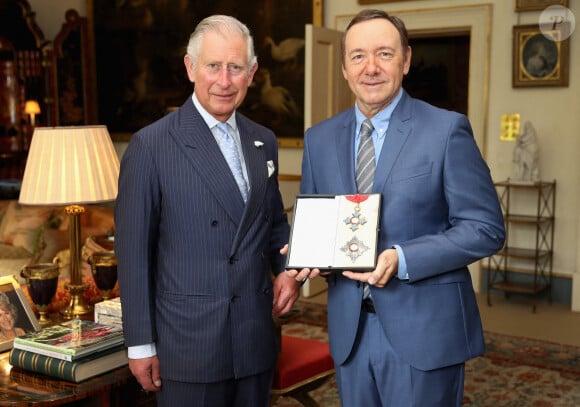 Kevin Spacey reçoit une médaille de la part du prince Charles à la Clarence House à Londres. Le 15 juin 2016