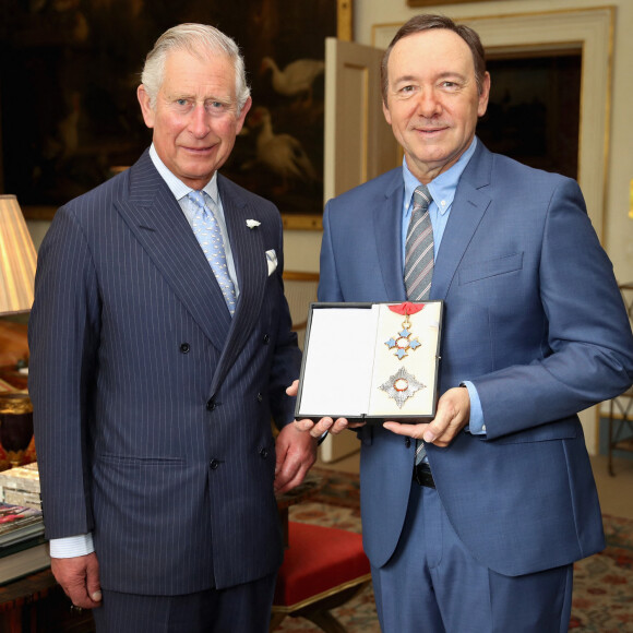 Kevin Spacey reçoit une médaille de la part du prince Charles à la Clarence House à Londres. Le 15 juin 2016