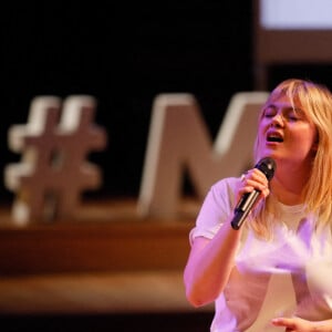 Louane chante pour "La radio fait son show", organisée en direct pour le centième anniversaire de la radio par le CSA à Radio France à Paris, le 1er juin 2021. © Christophe Clovis/Bestimage