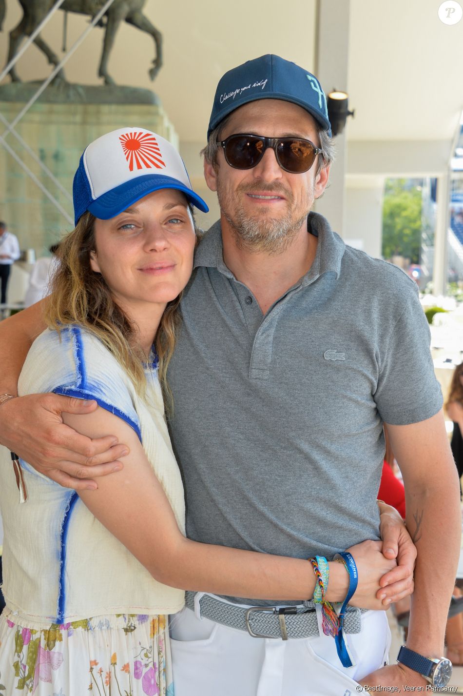 Marion Cotillard et son compagnon Guillaume Canet dans la tente VIP lors du Longines Paris Eiffel Jumping au Champ de Mars à Paris, le samedi 6 juillet 2019. © Veeren Ramsamy/Bestimage
