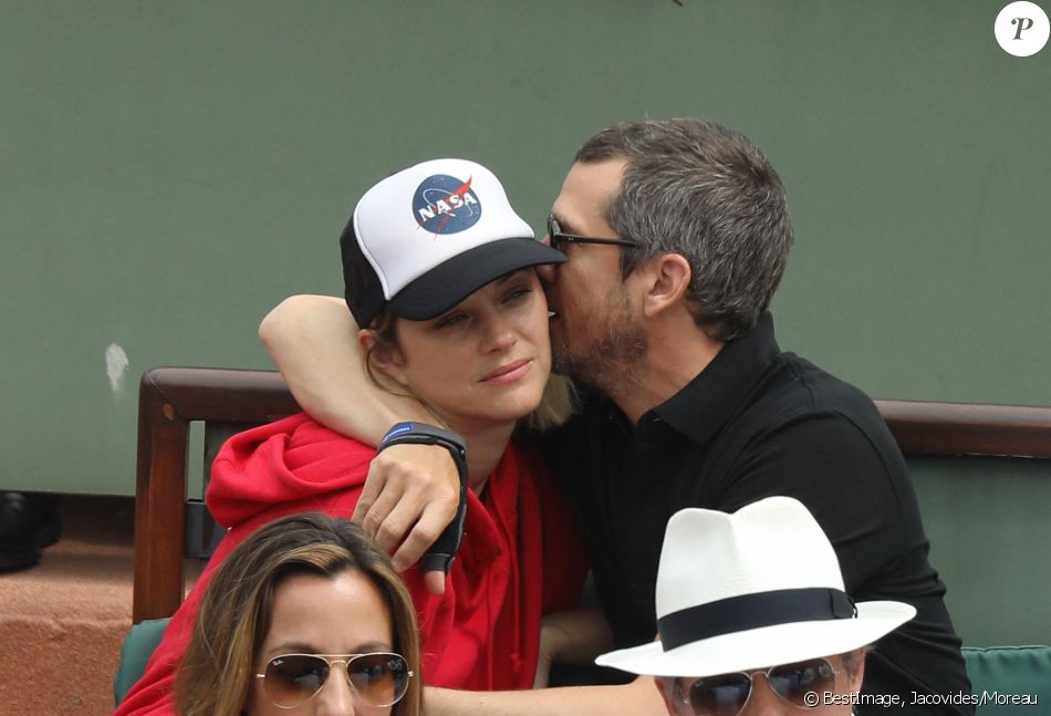 Marion Cotillard et son compagnon Guillaume Canet dans les tribunes des Internationaux de France de Tennis de Roland Garros à Paris, le 10 juin 2018. © Jacovides/Moreau/Bestimage