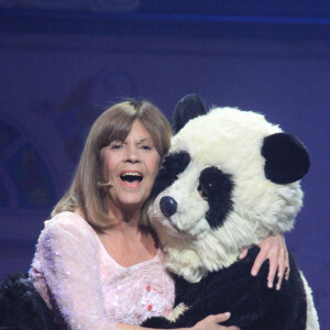 Exclusif - Chantal Goya sur la scène du Palais des Congrès dans son spectacle "Le soulier qui vole" à Paris le 6 octobre 2019. © Philippe Baldini/Bestimage