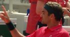 Roger Federer a une discussion musclée avec l'arbitre de chaise à Roland-Garros.