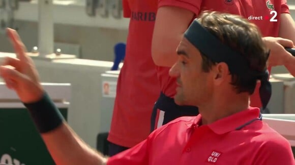 Roger Federer a une discussion musclée avec l'arbitre de chaise à Roland-Garros.