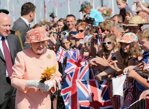 Elizabeth II à Cowes, sur l'île de Wight à l'occasion de son jubilé de diamant en 2012. 