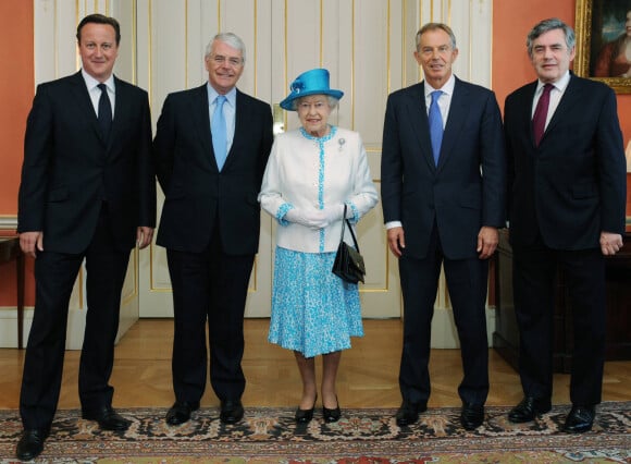 Elizabeth II et ses Premiers ministres David Cameron, Sir John Major, Tony Blair et Gordon Brown au 10 Downing Street, à l'occasion de son jubilé de platine, en 2012.