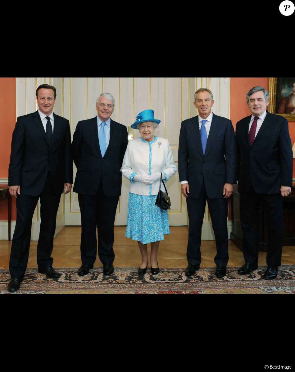 Elizabeth II et ses Premiers ministres David Cameron, Sir John Major, Tony Blair et Gordon Brown au 10 Downing Street, à l'occasion de son jubilé de platine, en 2012.