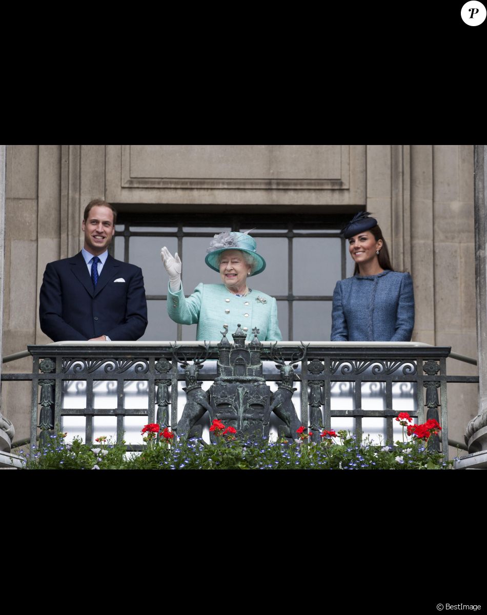Le prince William et Kate Middleton avec la reine Elizabeth II à l'occasion de son jubilé de diamant, à Nottingham, en 2012.
