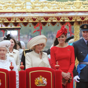 La reine Elizabeth célèbre son jubilé de diamant à Londres le 3 juin 2012 avec le prince Charles, le prince Philip, Camilla Parler Bowles, Kate Middleton, le prince William et le prince Harry.