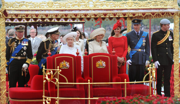 La reine Elizabeth célèbre son jubilé de diamant à Londres le 3 juin 2012 avec le prince Charles, le prince Philip, Camilla Parler Bowles, Kate Middleton, le prince William et le prince Harry.