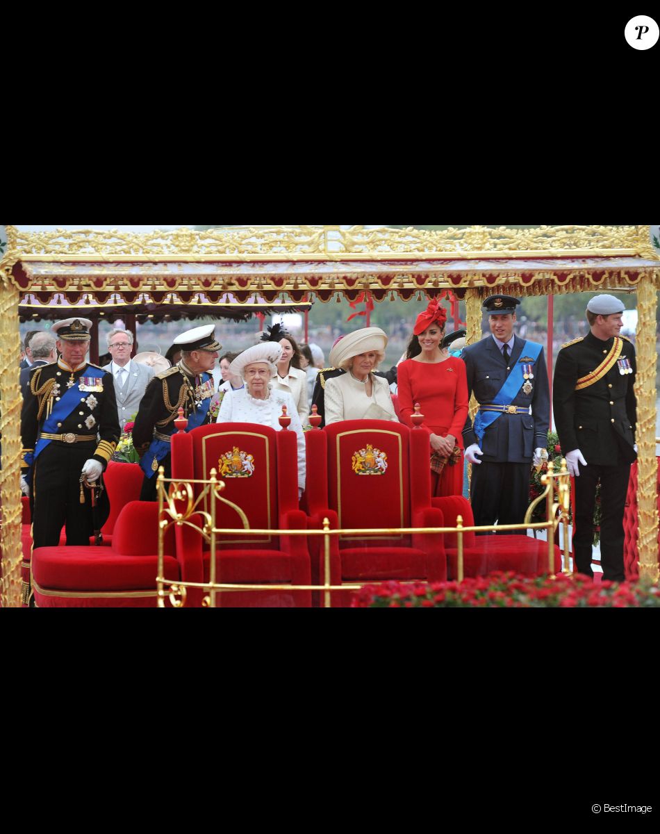 La reine Elizabeth célèbre son jubilé de diamant à Londres le 3 juin 2012 avec le prince Charles, le prince Philip, Camilla Parler Bowles, Kate Middleton, le prince William et le prince Harry.