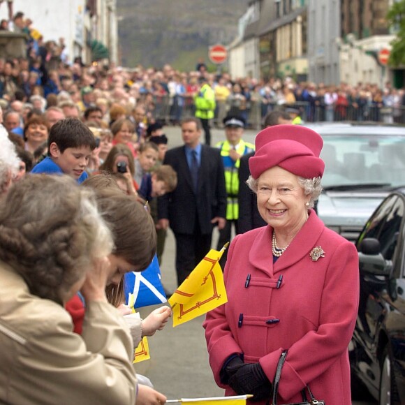 Elizabeth II en tournée en Ecosse à l'occasion de son jubilé d'or en 2002.