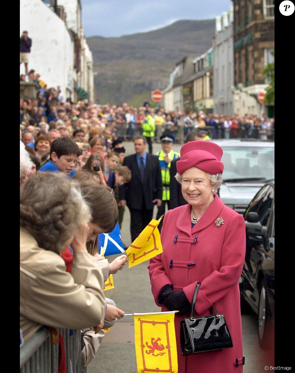 Elizabeth II en tournée en Ecosse à l'occasion de son jubilé d'or en 2002.