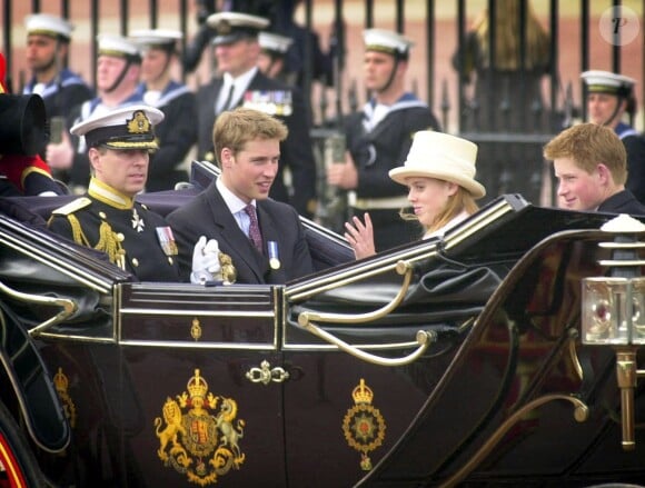 Le prince Andrew, le prince William, le prince Harry et la princesse Beatrice lors des célébrations pour le jubilé d'or de la reine Elizabeth II en 2002.