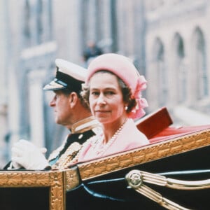 La reine Elisabeth II d'Angleterre et le prince Philip, duc d'Edimbourg, lors des célébrations du jubilé d'argent de la reine. Le 7 juin 1977