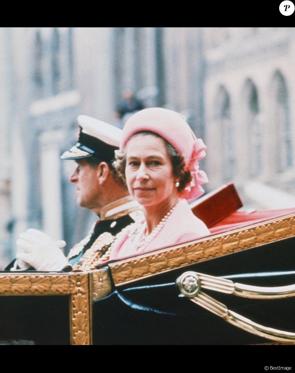 La reine Elisabeth II d'Angleterre et le prince Philip, duc d'Edimbourg, lors des célébrations du jubilé d'argent de la reine. Le 7 juin 1977