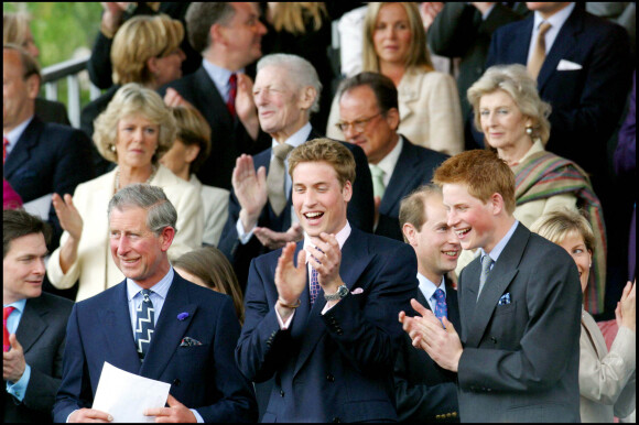 Le prince Charles, le prince William et le prince Harry avec le reste de la famille royale au palais de Buckingham pour célébrer le jubilé d'or d'Elizabeth II en 2002.