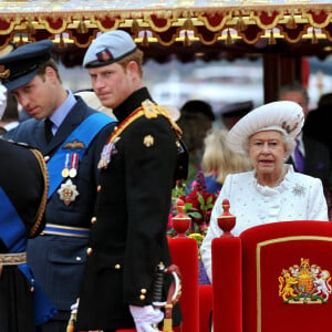Le prince Charles, le prince Philip, la reine Elizabeth, Kate Middleton, le prince William et le prince Harry à Londres lors des festivités pour le jubilé de diamant de la reine.