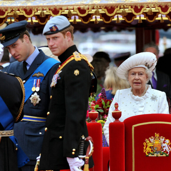 Le prince Charles, le prince Philip, la reine Elizabeth, Kate Middleton, le prince William et le prince Harry à Londres lors des festivités pour le jubilé de diamant de la reine.