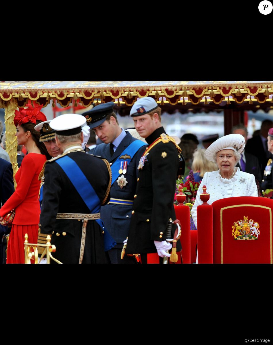 Le prince Charles, le prince Philip, la reine Elizabeth, Kate Middleton, le prince William et le prince Harry à Londres lors des festivités pour le jubilé de diamant de la reine.
