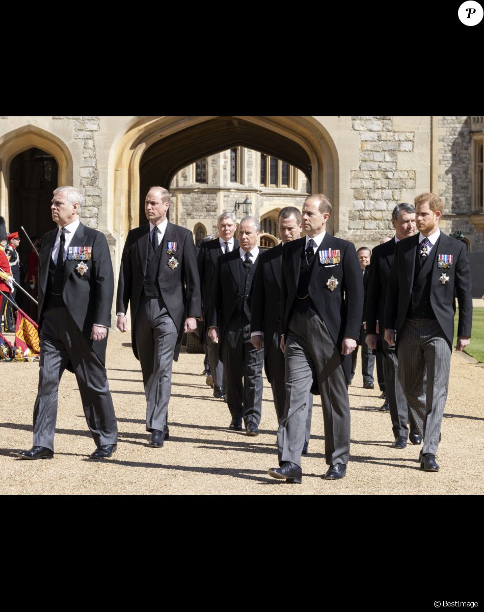 Le prince Andrew, duc d'York, le prince Edward, comte de Wessex, le prince William, duc de Cambridge, Peter Phillips, le prince Harry, duc de Sussex, David Armstrong-Jones, comte de Snowdon, Sir Timothy Laurence - Arrivées aux funérailles du prince Philip, duc d'Edimbourg à la chapelle Saint-Georges du château de Windsor, le 17 avril 2021.
