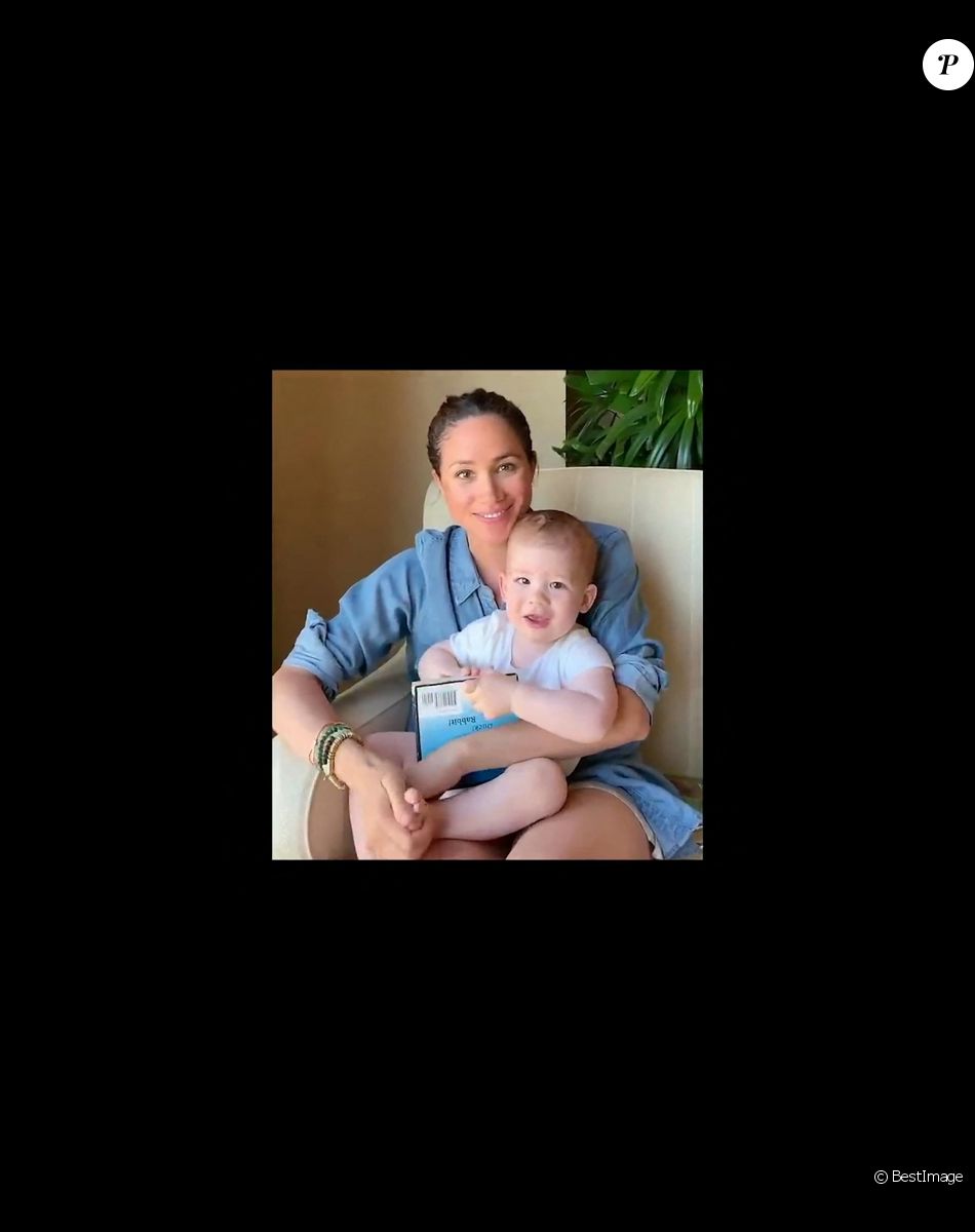 Depuis Los Angeles, Meghan Markle, duchesse de Sussex, lit l'histoire "Duck ! Rabbit ! " à son fils Archie à l'occasion de son 1er anniversaire pour le compte Instagram de l'ONG "Save The Children".