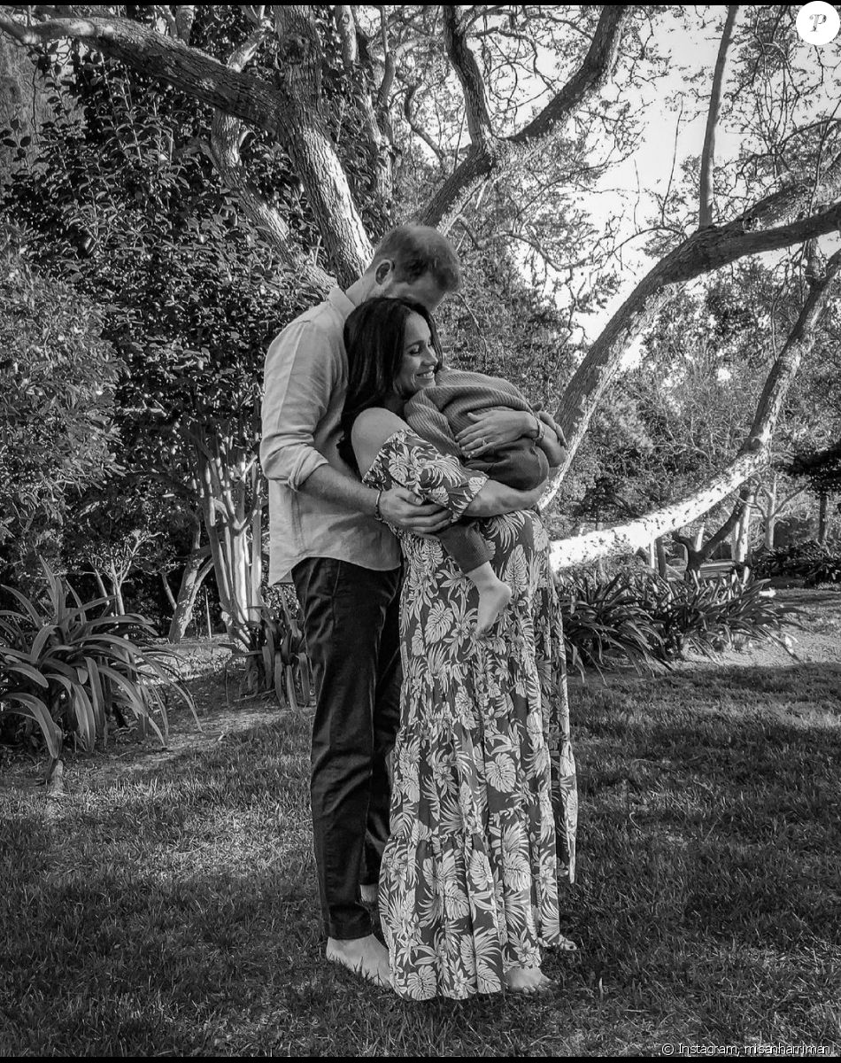 Le prince Harry, Meghan Markle (enceinte) et leur fils Archie. Portrait réalisé à distance par le photographe Misan Harriman.