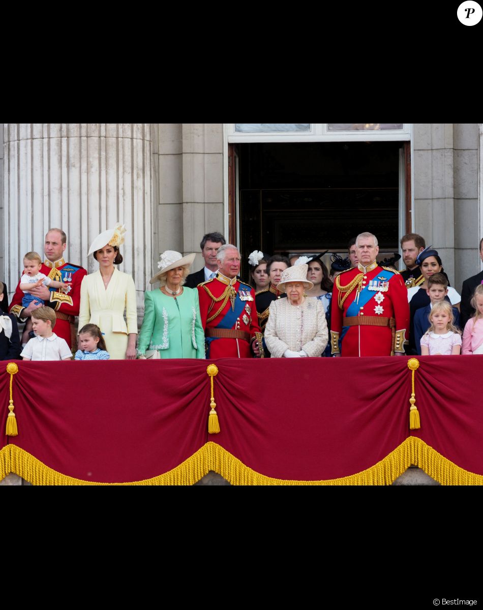 Le prince William, duc de Cambridge, et Catherine (Kate) Middleton, duchesse de Cambridge, le prince George de Cambridge, la princesse Charlotte de Cambridge, le prince Louis de Cambridge, Camilla Parker Bowles, duchesse de Cornouailles, le prince Charles, prince de Galles, la reine Elisabeth II d'Angleterre, le prince Andrew, duc d'York, le prince Harry, duc de Sussex, et Meghan Markle, duchesse de Sussex, la princesse Beatrice d'York, la princesse Eugenie d'York, la princesse Anne - La famille royale au balcon du palais de Buckingham lors de la parade Trooping the Colour 2019, célébrant le 93ème anniversaire de la reine Elisabeth II, Londres, le 8 juin 2019.