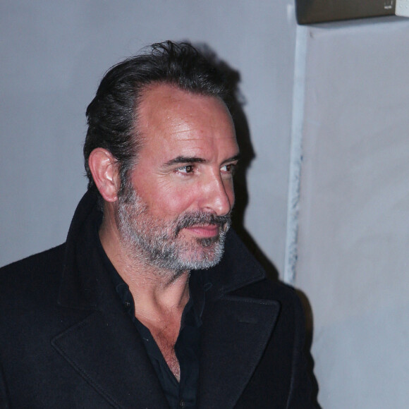 Semi-exclusif - Jean-Dujardin quitte l'avant-première du film "J'accuse" au cinéma UGC Normandie entouré de 5 gardes du corps à Paris le 12 novembre 2019.