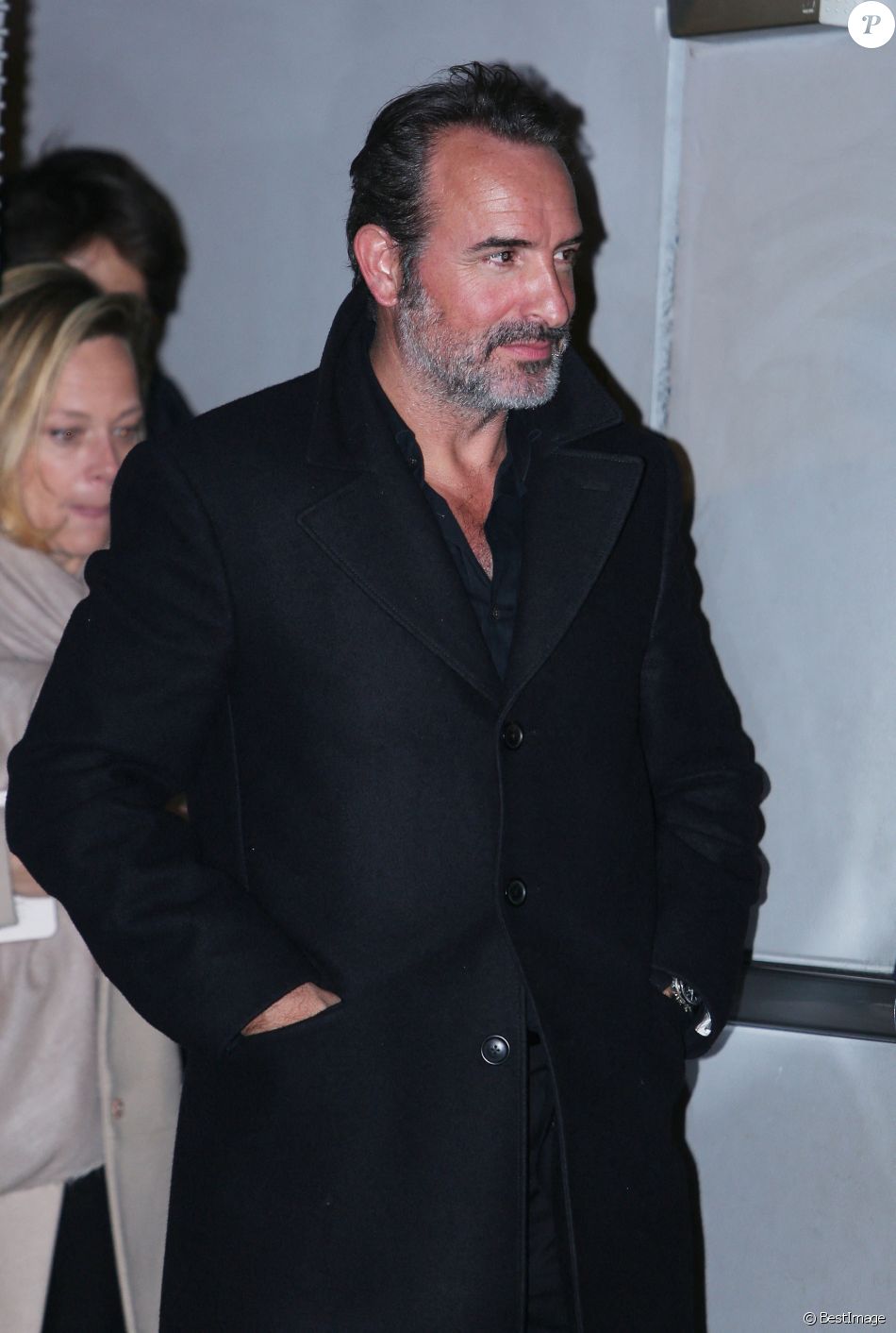 Semi-exclusif - Jean-Dujardin quitte l'avant-première du film "J'accuse" au cinéma UGC Normandie entouré de 5 gardes du corps à Paris le 12 novembre 2019.