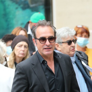 Jean Dujardin - Hommage à Guy Bedos en l'église de Saint-Germain-des-Prés à Paris le 4 juin 2020.