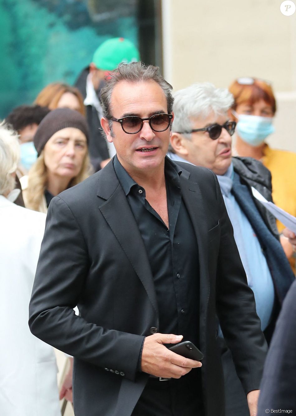 Jean Dujardin - Hommage à Guy Bedos en l'église de Saint-Germain-des-Prés à Paris le 4 juin 2020.