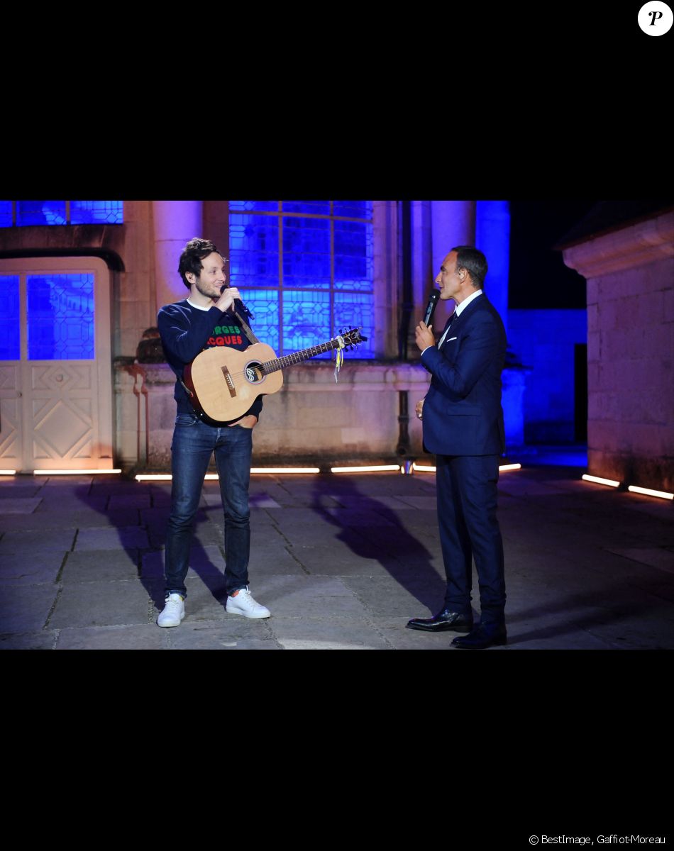 Exclusif - Vianney (nommé pour la chanson "Pour de vrai") et Nikos Aliagas - Enregistrement de l'émission "La chanson de l'année" au château de Chambord, qui sera diffusée le 5 juin 2021 sur TF1 © Gaffiot-Moreau / Bestimage