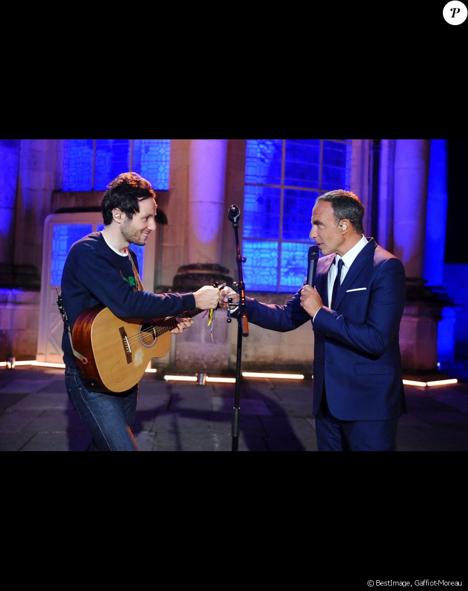 Exclusif - Vianney (nommé pour la chanson "Pour de vrai") et Nikos Aliagas - Enregistrement de l'émission "La chanson de l'année" au château de Chambord, qui sera diffusée le 5 juin 2021 sur TF1 © Gaffiot-Moreau / Bestimage