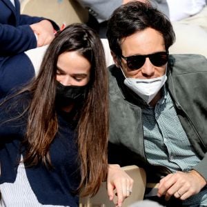 Vianney (Vianney Bureau) et sa compagne Catherine Robert (enceinte) dans les tribunes des Internationaux de France de tennis de Roland Garros à Paris. © Dominique Jacovides/Bestimage 