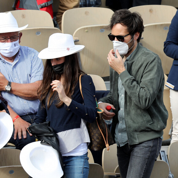 Vianney (Vianney Bureau) et sa compagne Catherine Robert (enceinte) dans les tribunes des Internationaux de France de tennis de Roland Garros à Paris, France, le 5 juin 2021. © Dominique Jacovides/Bestimage 