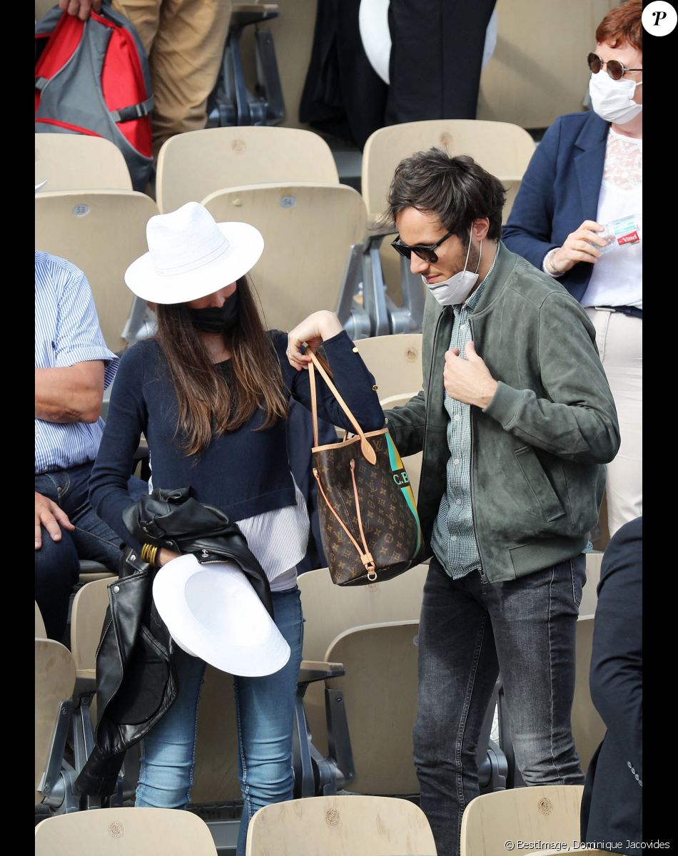 Vianney (Vianney Bureau) et sa compagne Catherine Robert (enceinte) dans les tribunes des Internationaux de France de tennis de Roland Garros à Paris, France, le 5 juin 2021. © Dominique Jacovides/Bestimage