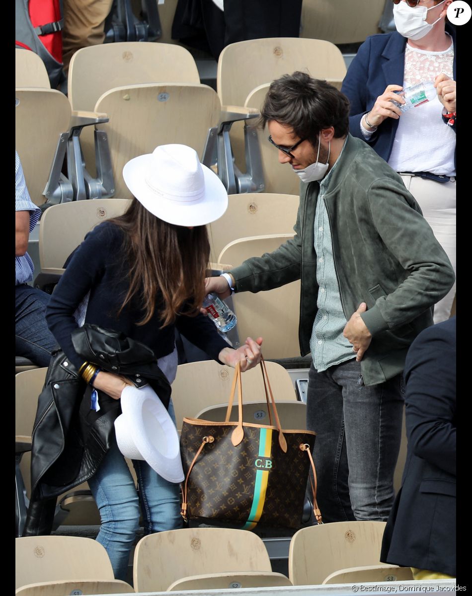 Vianney (Vianney Bureau) et sa compagne Catherine Robert (enceinte) dans les tribunes des Internationaux de France de tennis de Roland Garros à Paris, France, le 5 juin 2021. © Dominique Jacovides/Bestimage