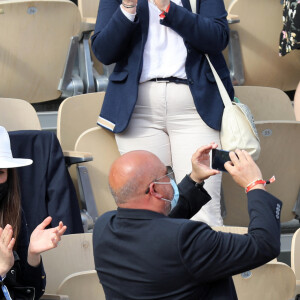 Vianney (Vianney Bureau) et sa compagne Catherine Robert (enceinte) dans les tribunes des Internationaux de France de tennis de Roland Garros à Paris, France, le 5 juin 2021. © Dominique Jacovides/Bestimage 