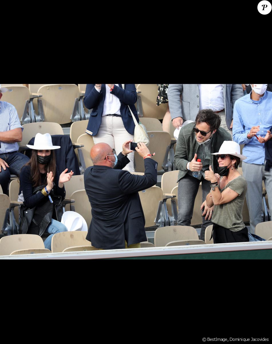 Vianney (Vianney Bureau) et sa compagne Catherine Robert (enceinte) dans les tribunes des Internationaux de France de tennis de Roland Garros à Paris, France, le 5 juin 2021. © Dominique Jacovides/Bestimage