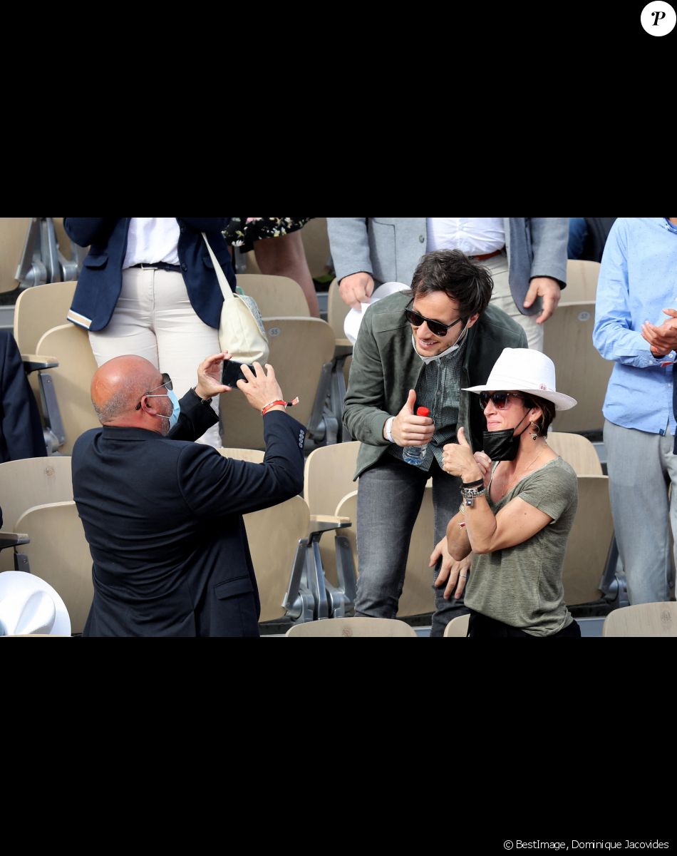 Vianney (Vianney Bureau) et sa compagne Catherine Robert (enceinte) dans les tribunes des Internationaux de France de tennis de Roland Garros à Paris, France, le 5 juin 2021. © Dominique Jacovides/Bestimage