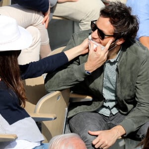 Vianney (Vianney Bureau) et sa compagne Catherine Robert (enceinte) dans les tribunes des Internationaux de France de tennis de Roland Garros à Paris, France, le 5 juin 2021. © Dominique Jacovides/Bestimage 