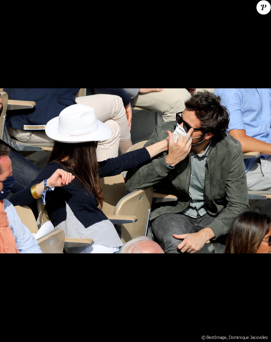 Vianney (Vianney Bureau) et sa compagne Catherine Robert (enceinte) dans les tribunes des Internationaux de France de tennis de Roland Garros à Paris, France, le 5 juin 2021. © Dominique Jacovides/Bestimage