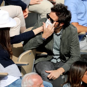 Vianney (Vianney Bureau) et sa compagne Catherine Robert (enceinte) dans les tribunes des Internationaux de France de tennis de Roland Garros à Paris, France, le 5 juin 2021. © Dominique Jacovides/Bestimage 