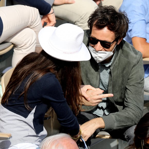 Vianney (Vianney Bureau) et sa compagne Catherine Robert (enceinte) dans les tribunes des Internationaux de France de tennis de Roland Garros à Paris, France, le 5 juin 2021. © Dominique Jacovides/Bestimage 