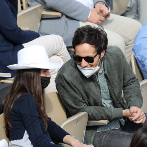 Vianney (Vianney Bureau) et sa compagne Catherine Robert (enceinte) dans les tribunes des Internationaux de France de tennis de Roland Garros à Paris, France, le 5 juin 2021. © Dominique Jacovides/Bestimage 