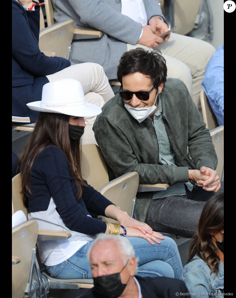 Vianney (Vianney Bureau) et sa compagne Catherine Robert (enceinte) dans les tribunes des Internationaux de France de tennis de Roland Garros à Paris, France, le 5 juin 2021. © Dominique Jacovides/Bestimage