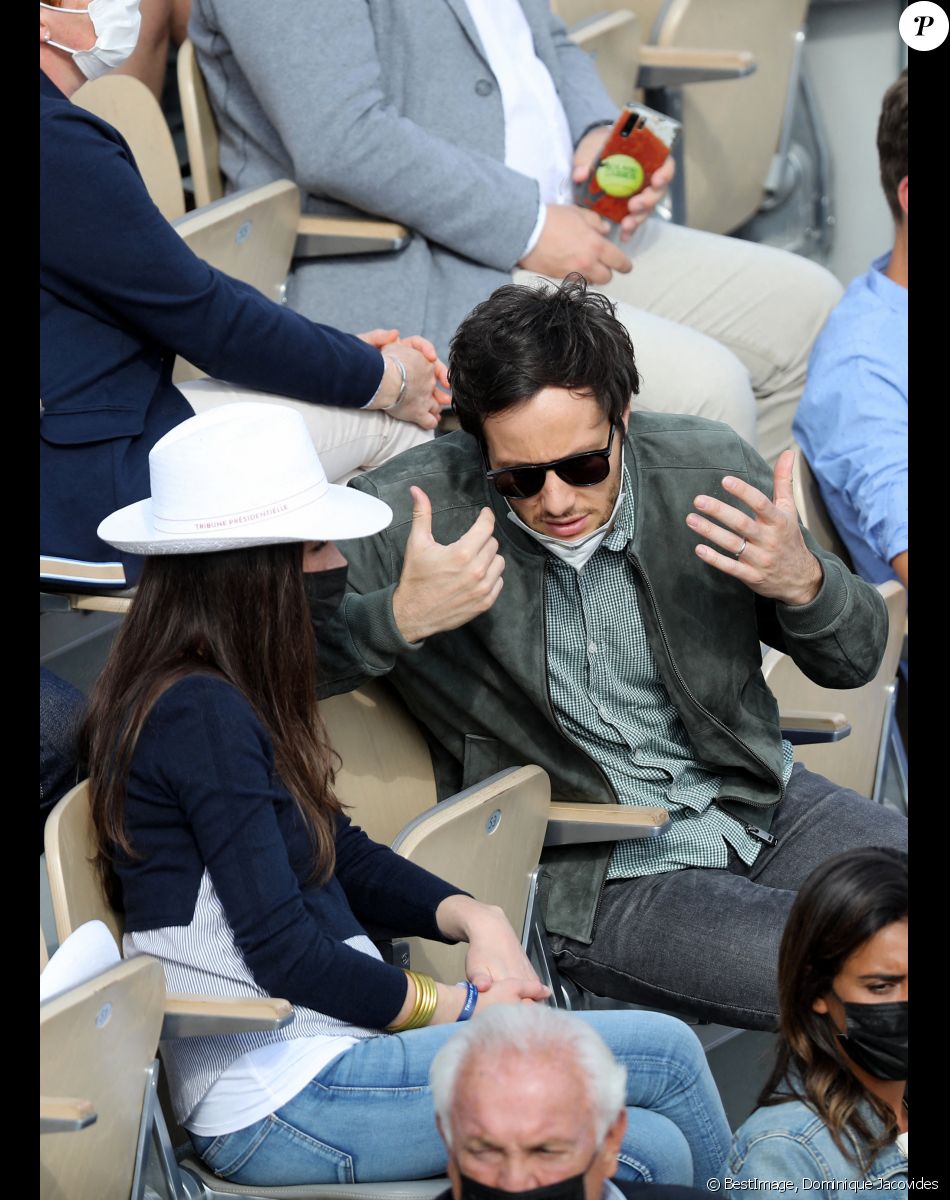 Vianney (Vianney Bureau) et sa compagne Catherine Robert (enceinte) dans les tribunes des Internationaux de France de tennis de Roland Garros à Paris, France, le 5 juin 2021. © Dominique Jacovides/Bestimage