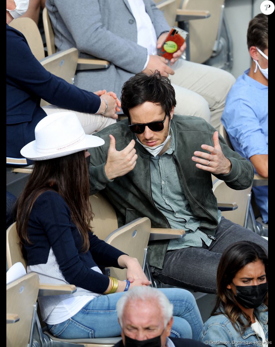 Vianney (Vianney Bureau) et sa compagne Catherine Robert (enceinte) dans les tribunes des Internationaux de France de tennis de Roland Garros à Paris, France, le 5 juin 2021. © Dominique Jacovides/Bestimage