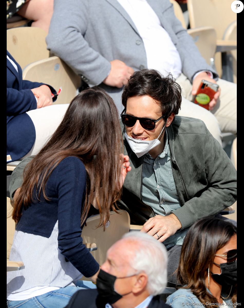 Vianney (Vianney Bureau) et sa compagne Catherine Robert (enceinte) dans les tribunes des Internationaux de France de tennis de Roland Garros à Paris, France, le 5 juin 2021. © Dominique Jacovides/Bestimage